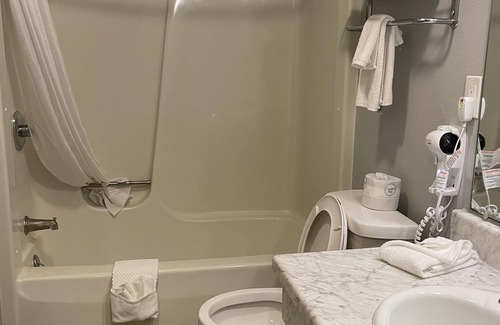 Clinton Hotel | Quality Inn Frontier at U.S. Hwy 30