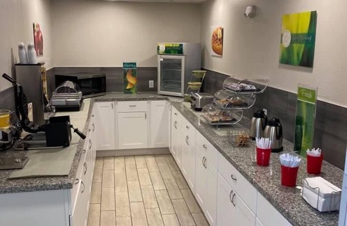 Evansville Hotel | Quality Inn & Suites Evansville Downtown