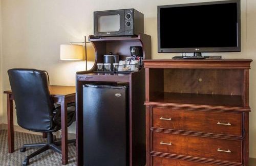 Silver Lake Hotel | Quality Inn & Suites Everett