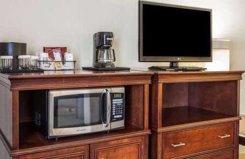 Silver Lake Hotel | Quality Inn & Suites Everett