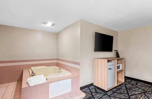 Howe Hotel | Quality Inn & Suites Howe - Sturgis