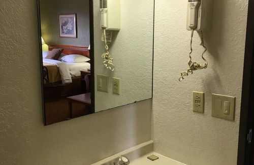 Howe Hotel | Quality Inn & Suites Howe - Sturgis