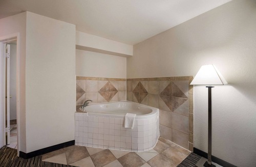 Lufkin Hotel | Quality Inn & Suites Lufkin