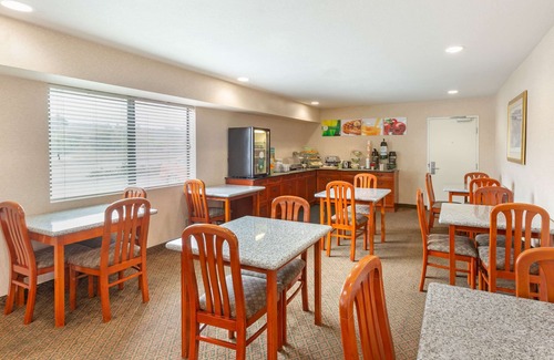 Mira Costa Hotel | Quality Inn & Suites Oceanside near Camp Pendleton