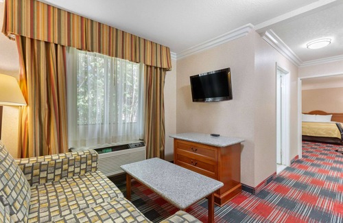 Mira Costa Hotel | Quality Inn & Suites Oceanside near Camp Pendleton