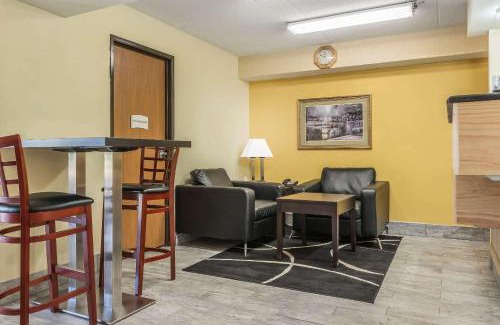 Bairdford Hotel | Quality Inn & Suites Pittsburgh Harmarville