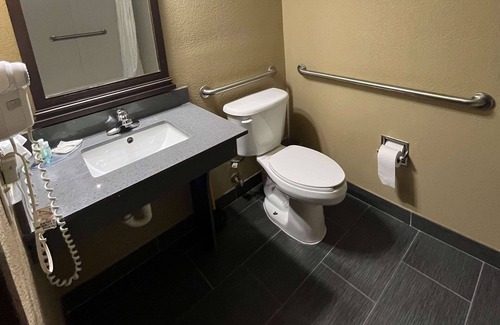 Graham Hotel | Quality Suites Graham - Burlington South