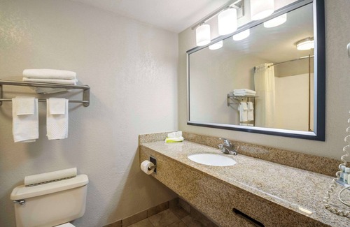 Hickory Hotel | Quality Suites Hickory South