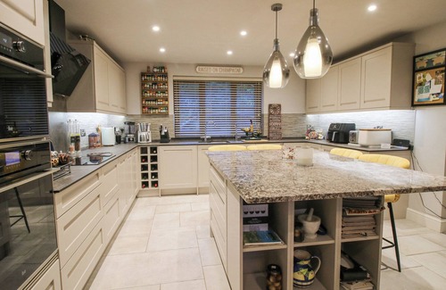 Montgomery House | QUARRY HOUSE, family friendly, with hot tub in Priest Weston