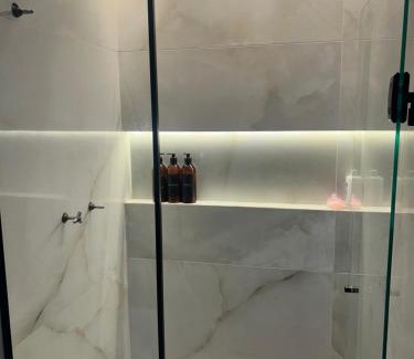 Itapegica House | Quarto Apt AirPort GRU Congonhas Cumbica Poupatempo Shopping Internacional SP A Melhor localização perto da grande São Paulo