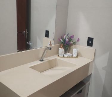 Sinop Apartment | Quarto com ar e banheiro estacionamento e Wi-Fi