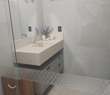 Sinop Apartment | Quarto com ar e banheiro estacionamento e Wi-Fi