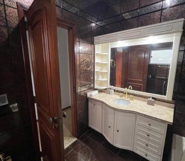 Sinop House | Quarto no centro com 2 camas e hidromassagem
