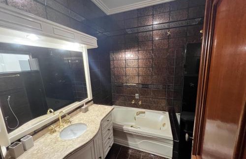 Sinop House | Quarto no centro com 2 camas e hidromassagem