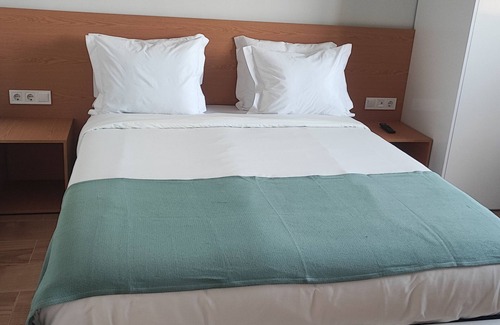 Praia Hotel | Quartos com AC,tv, casa de banho privativa, WiFi, Praia de mar nas proximidades.