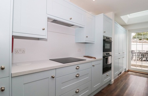 Poole Cottage | QUAY COTTAGE - SEA VIEW, pet friendly, with a garden in Poole