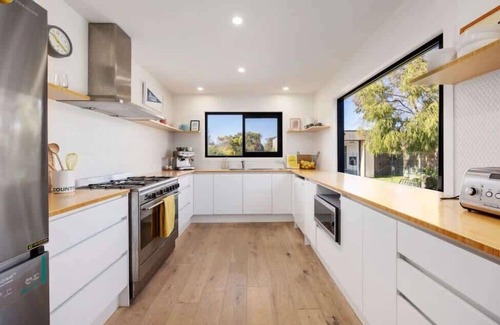 Blairgowrie House | *Quay*-Walk to beach, Gas Heated Pool, Spa, Tramp