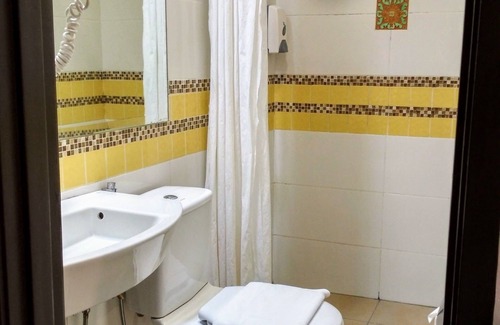 Bandar Melaka House | Queen Bed Room with Private Bathroom and AC, 3 mins walk to Jonker Street