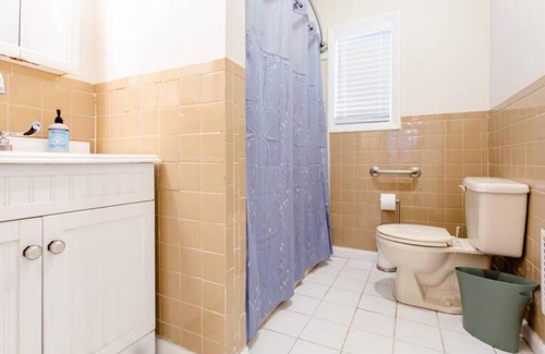 New Haven Apartment | Queen Beds, Fast WiFi, Free Parking, Central A/C, TV's