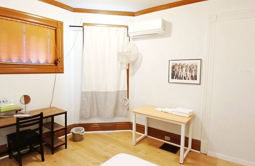 New London Hotel | Queen, exclusive Bath, Free Wi-Fi, Self check in