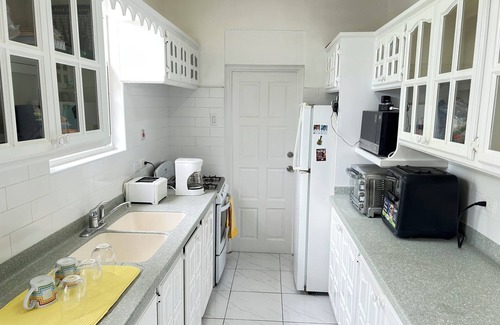 Saint Matthias Apartment | Queen Of Hearts - 5minutes walk to beautiful beaches