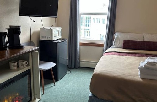 Seward Apartment | Queen Room with Ocean View – Bright & Comfortable