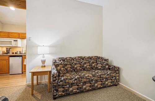 West Bridgewater Hotel | Queen Studio on the 2nd floor with outdoor heated pool 210