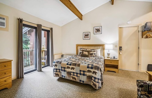 West Bridgewater Hotel | Queen Studio on the 2nd floor with outdoor heated pool 210