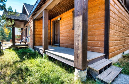 Island Park Cabin | Queen Suite at Ponds Lodge Cabin 32 Unit 4