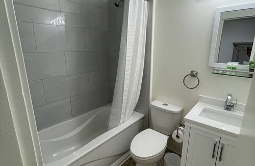 East Kootenay House | Queen suite in beautiful Radium Hot Springs