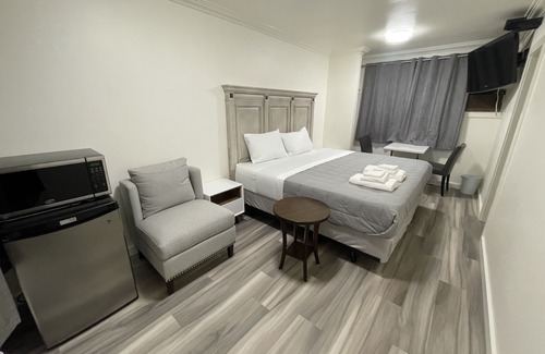 East Kootenay House | Queen suite in beautiful Radium Hot Springs