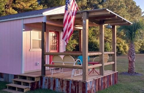 Hubert Cottage | Queen Suite Minutes to Beach Shopping Nature Trails Boating Historic Sites