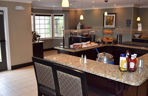 Fantasy Harbor Condo | Queen Suite Near the Sky Wheel | Free Hot Breakfast + Pool Access