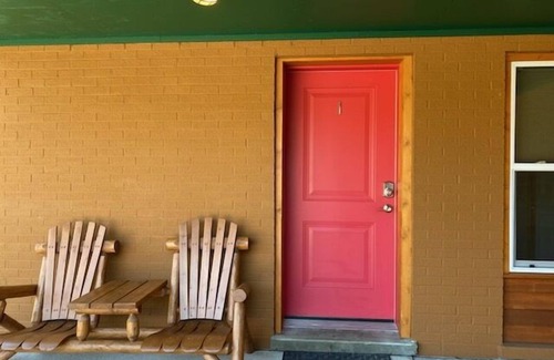 Paradise Hotel | Queen Suite - Tahquamenon Suites Paradise MI