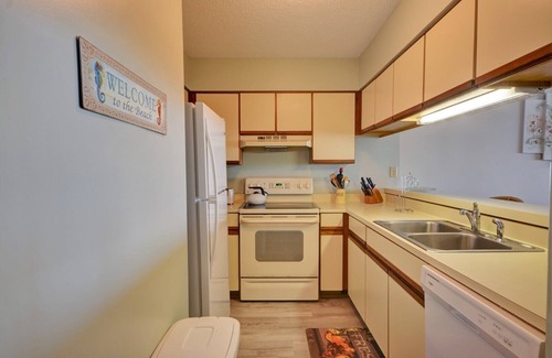 Topsail Beach Condo | "Queens Grant B-106" Oceanfront Condo w/Community Pool and Day Docks