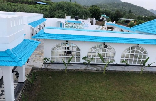 Udaipur District Resort | Queen’s Town is a Beautiful Ambient 6 Bedrooms Villa adjoin to Fatehsagar Lake