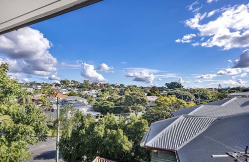 Coorparoo House | Queenslander w/large and comfy Patio/family Home