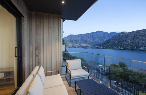 Frankton Villa | Queenstown Mountain & Lake Views Villa