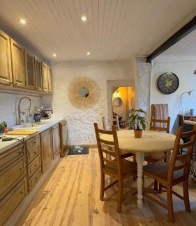 Auvers-sur-Oise House | Quelques part à Auvers sur oise, Spacieuse Maison, Calme, Terrasse, 8 pers, Wifi