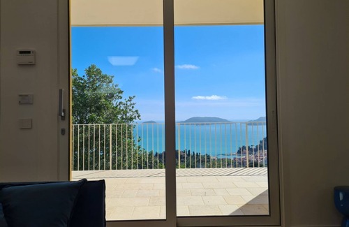 Pugliola House | "Quercia": 2 BDR, AC, Seaview, Pool, Tennis, plus Private Garage in Lerici!