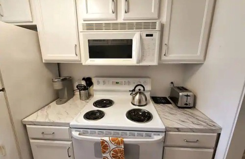 North Loop House | Quiet 1BR, full remote work setup, walkable area.nn