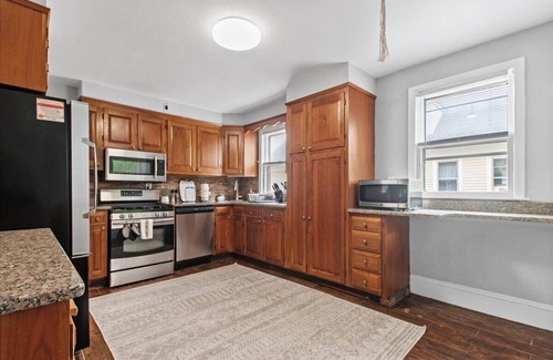 West Hartford Apartment | Quiet 2BR Near Blueback Square - Free Parkking, Utilities & Wi-Fi