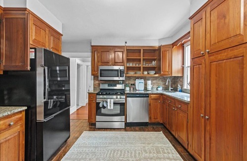 West Hartford Apartment | Quiet 2BR Near Blueback Square - Free Parkking, Utilities & Wi-Fi