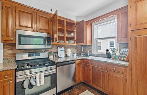 West Hartford Apartment | Quiet 2BR Near Blueback Square - Free Parkking, Utilities & Wi-Fi