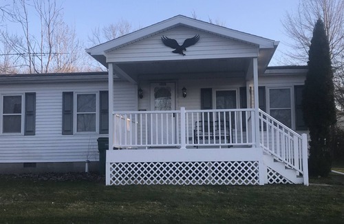 Albion House | Quiet, 3 bedroom & 1 bath get-a-way. Near Lake Erie for fishing & skiing resorts