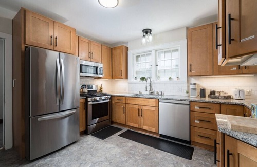 Shorewood House | Quiet 3 BR Main Floor in Bi-Level Home - Shorewood, WI