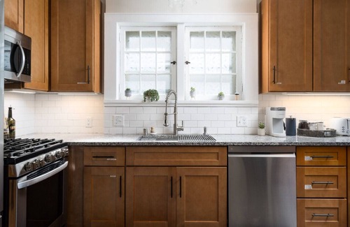 Shorewood House | Quiet 3 BR Main Floor in Bi-Level Home - Shorewood, WI