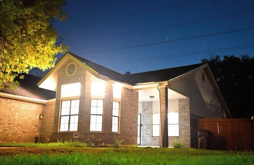Ventura House | Quiet 3BR/2BA Home Near AT&T Center | Furnished Mid-Term Stay