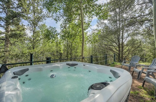 Cripple Creek Ski Chalet | Quiet 3BR Cabin w Peak View & Hot Tub near Cripple Creek