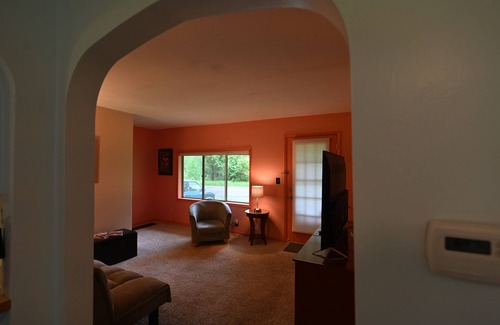 East Lansing House | Quiet 5 bedroom house on 3 acres plus woods, 5 min from MSU campus, easy access.